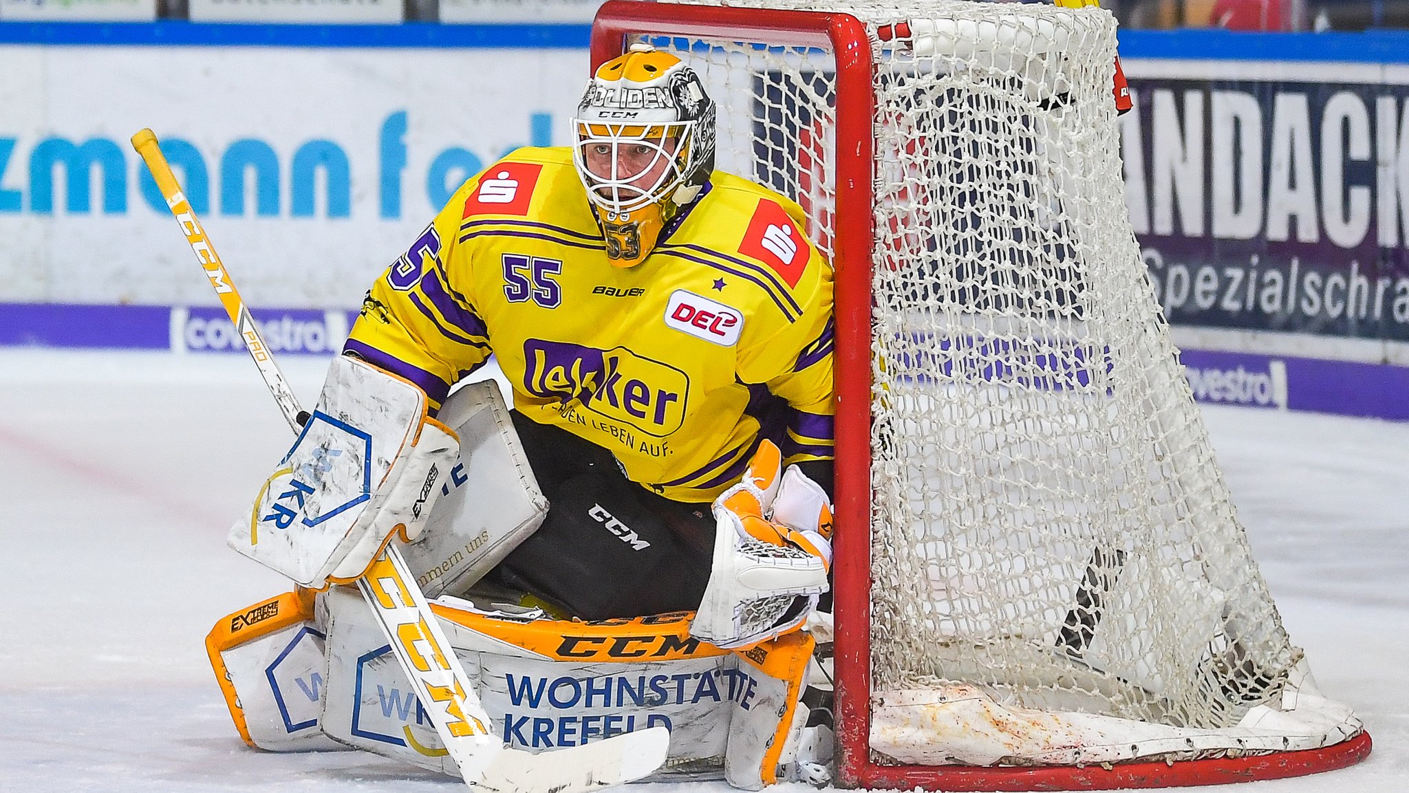 Oskar Östlund kniet vor dem Eishockeytor im Spiel der Krefeld Pinguine gegen die Iserlohn Roosters am 16.2.2020,