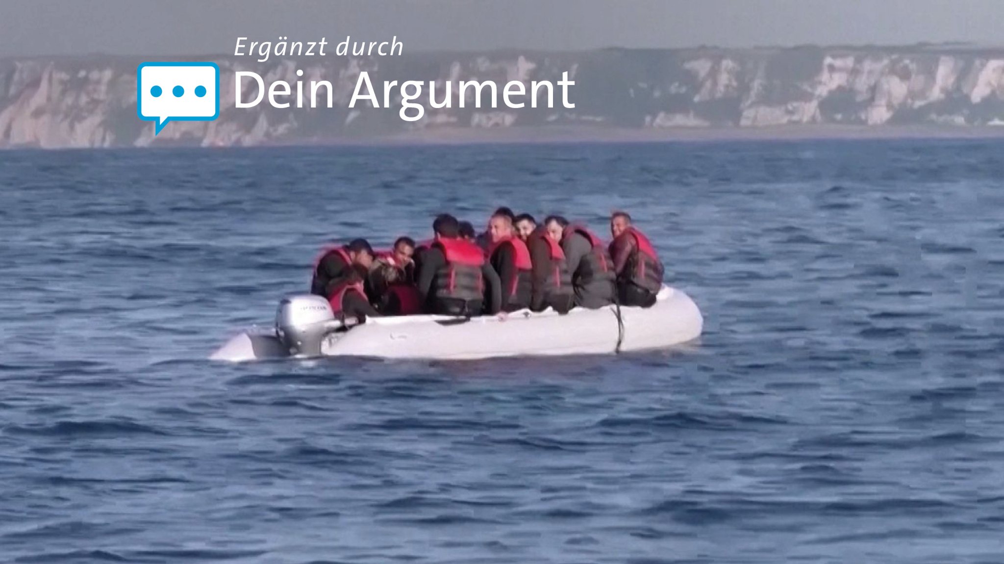 Personen sitzen in einem Boot auf Wasser