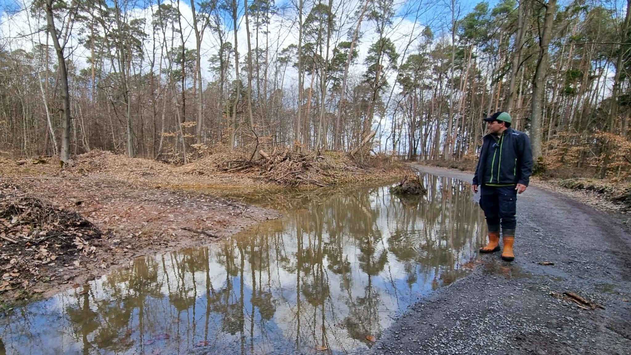 Revierleiter Gregor Wobschall begutachtet die angelegten Tümpel und Teiche durch die sich Amphibienarten wieder neu angesiedelt haben.