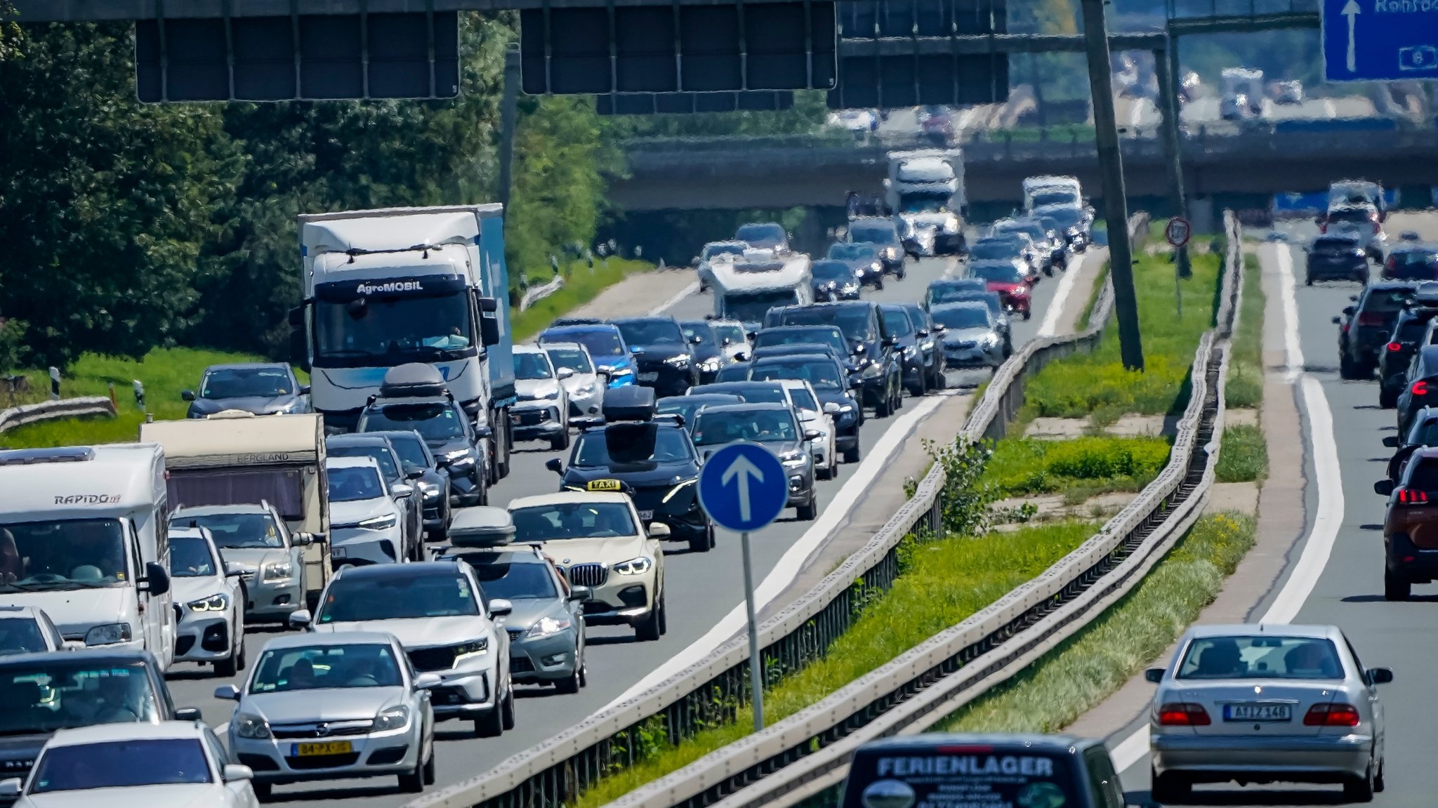 Rosenheim: Fahrzeuge stauen sich auf der Autobahn A8 bei Rosenheim in Fahrtrichtung München.