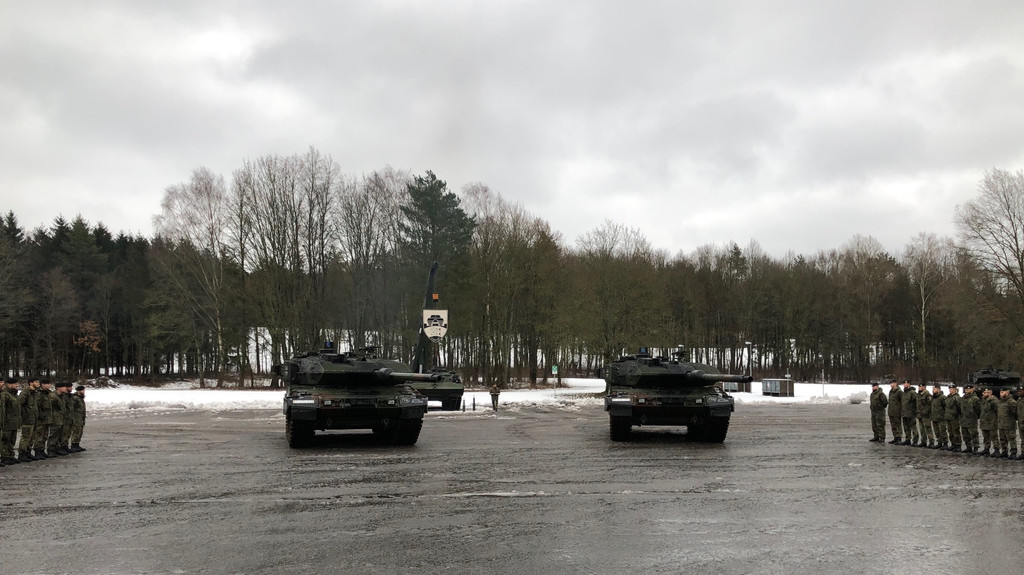 Leopard-II-Panzer und angetretene Bundeswehrsoldaten