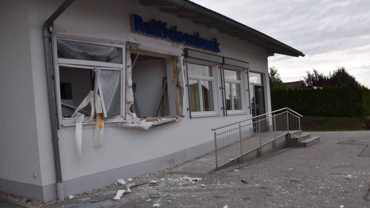 Die Filiale der Raiffeisenbank in Haidmühle wurde stark beschädigt.