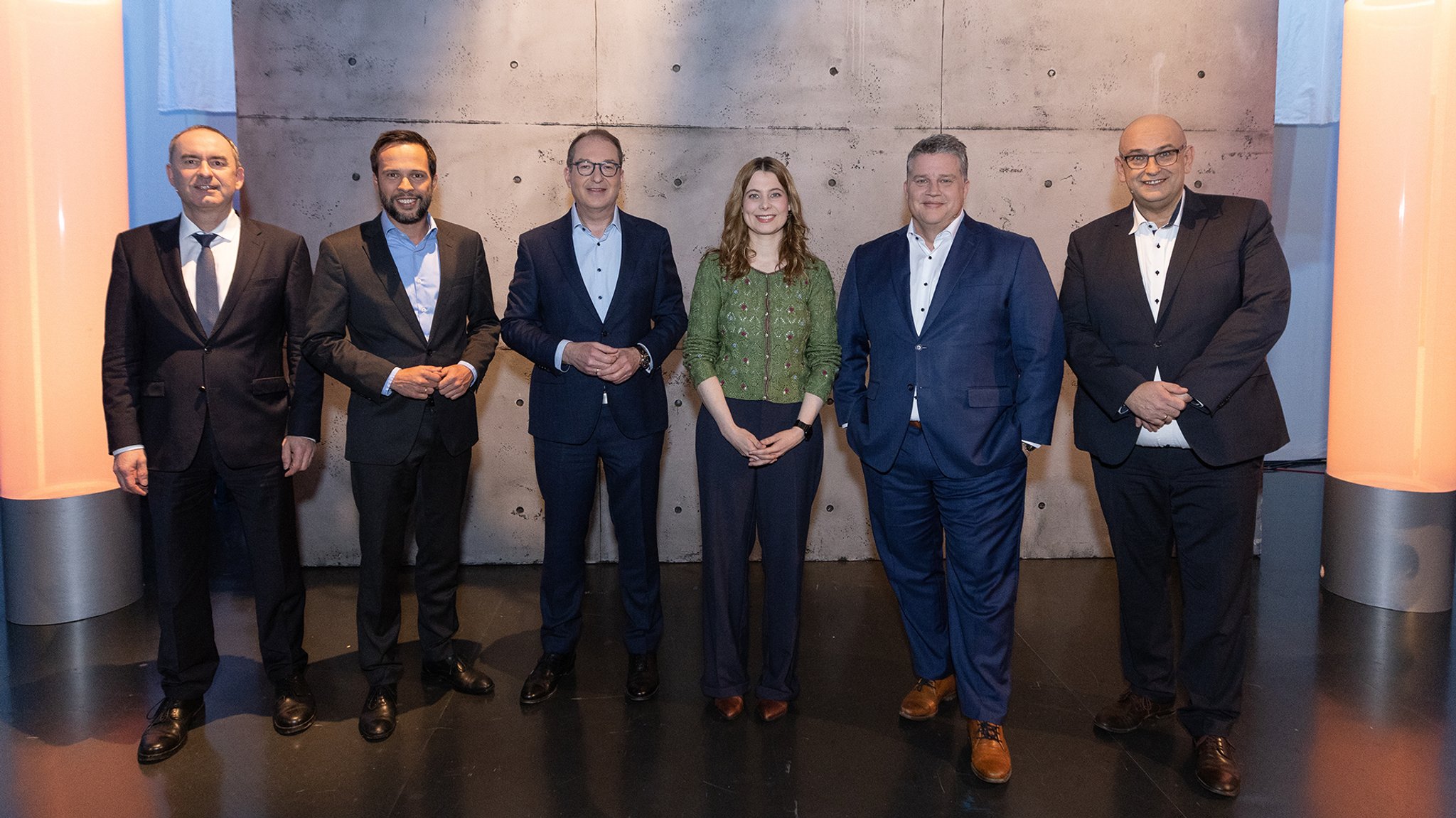 Hubert Aiwanger (Freie Wähler), Martin Hagen (FDP), Alexander Dobrindt (CSU), Jamila Schäfer (Grüne), Carsten Träger (SPD) und Stephan Protschka (AfD) vor der Sendung "BR24 Wahl - Der Talk"