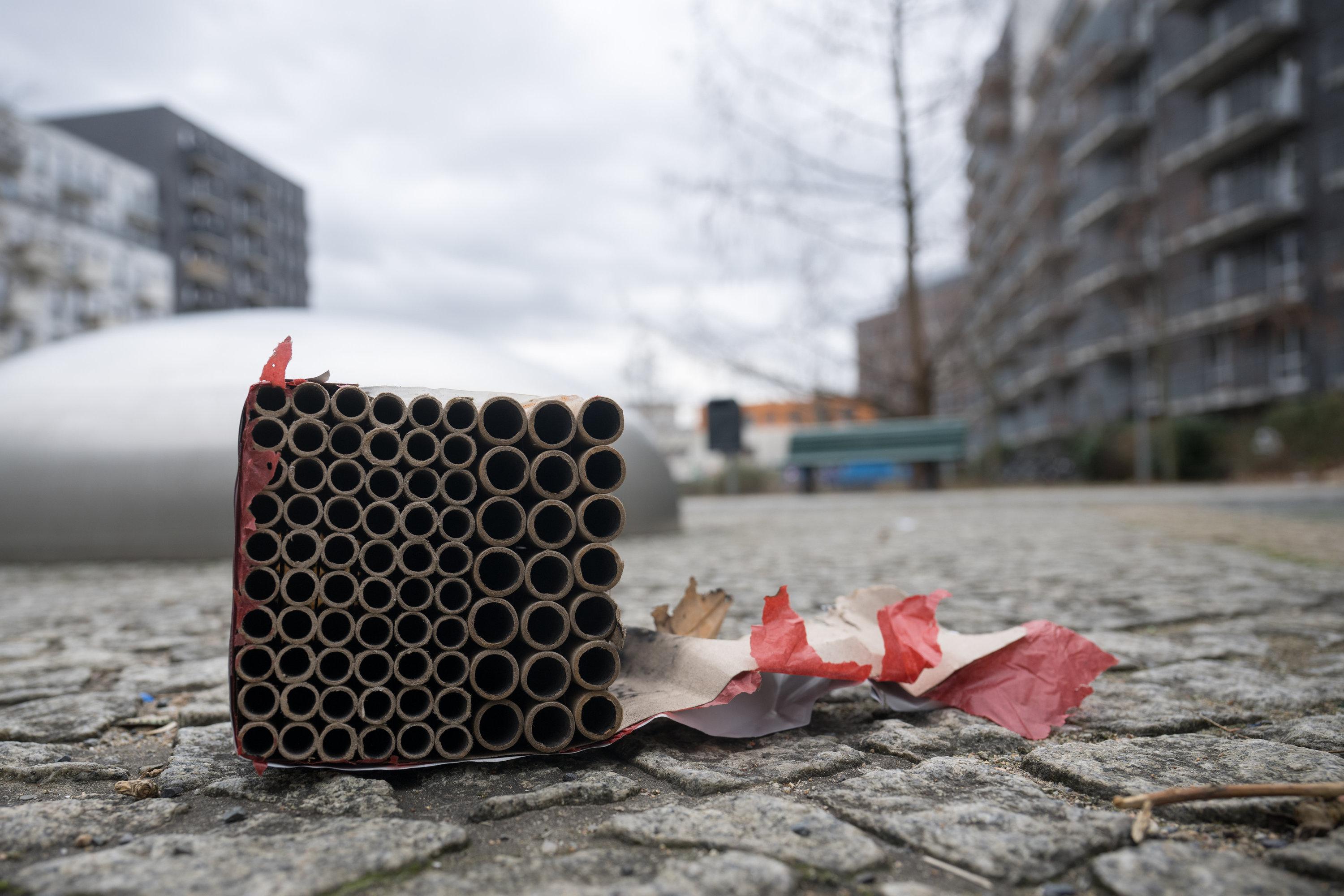 Eine leer geschossene Feuerwerksbatterie liegt zwei Tage vor dem Jahreswechsel in einem Hinterhof in Berlin.