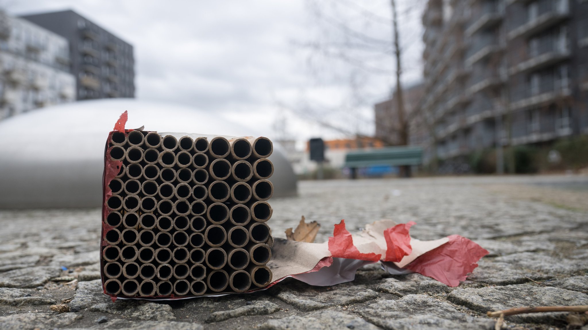 Eine leer geschossene Feuerwerksbatterie liegt zwei Tage vor dem Jahreswechsel in einem Hinterhof in Berlin.