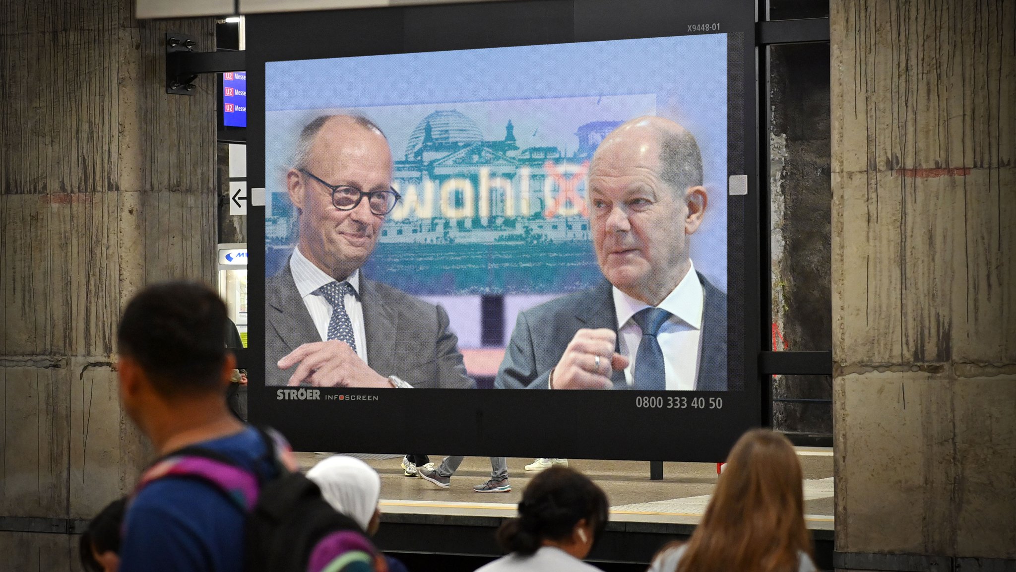 Fotomontage: Fernsehduell zwischen Friedrich Merz (CDU) und Olaf Scholz (SPD)