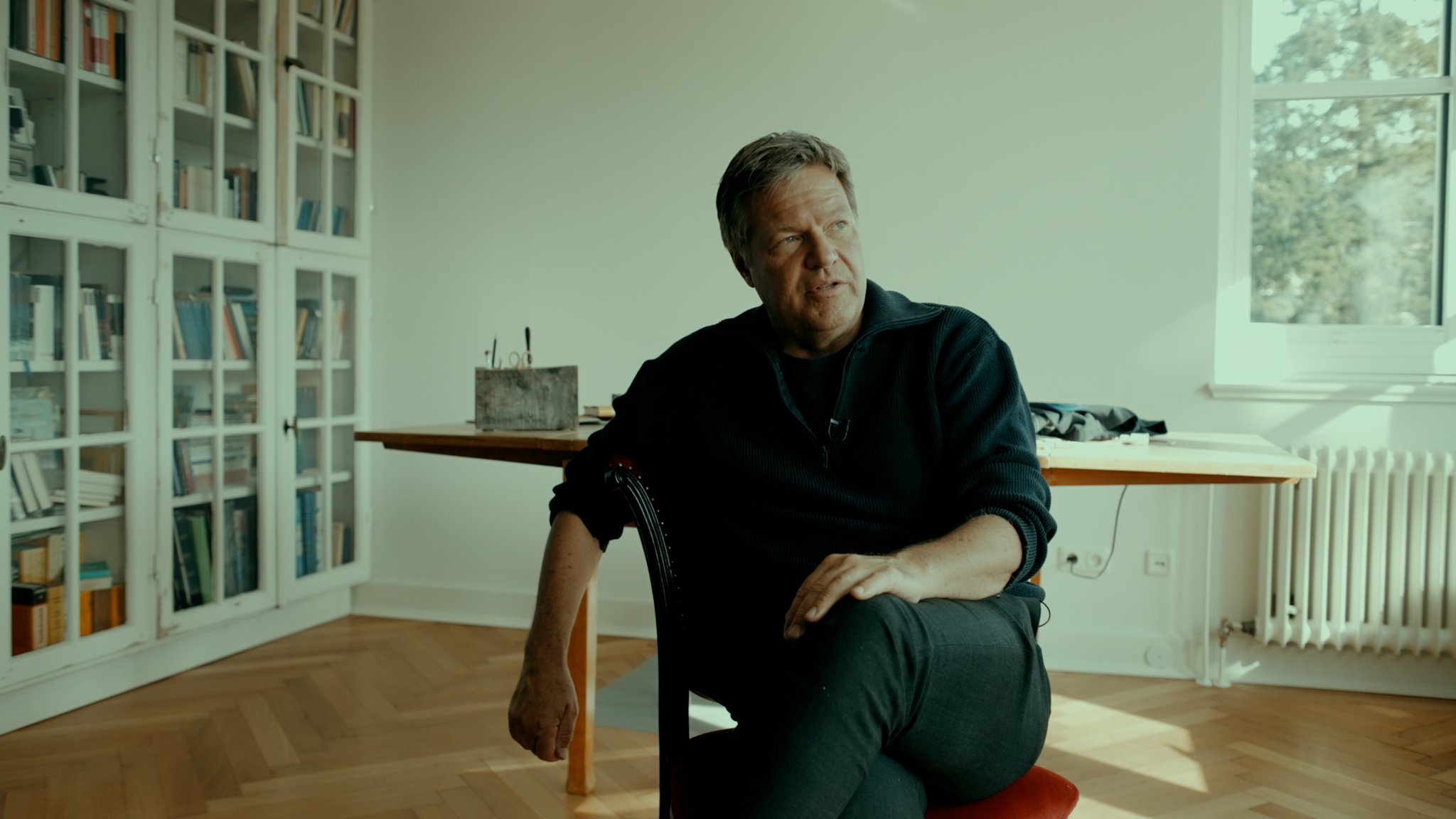 Robert Habeck vor Schreibtisch und Bücherwand 
