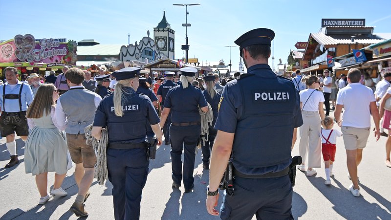 Polizisten und Polizistinnen patroullieren auf dem Oktoberfest (Archivbild vom 16.9.2023). | Bild: picture alliance / SvenSimon / Frank Hoermann Polizisten und Polizistinnen patroullieren auf dem Oktoberfest (Archivbild vom 16.9.2023).