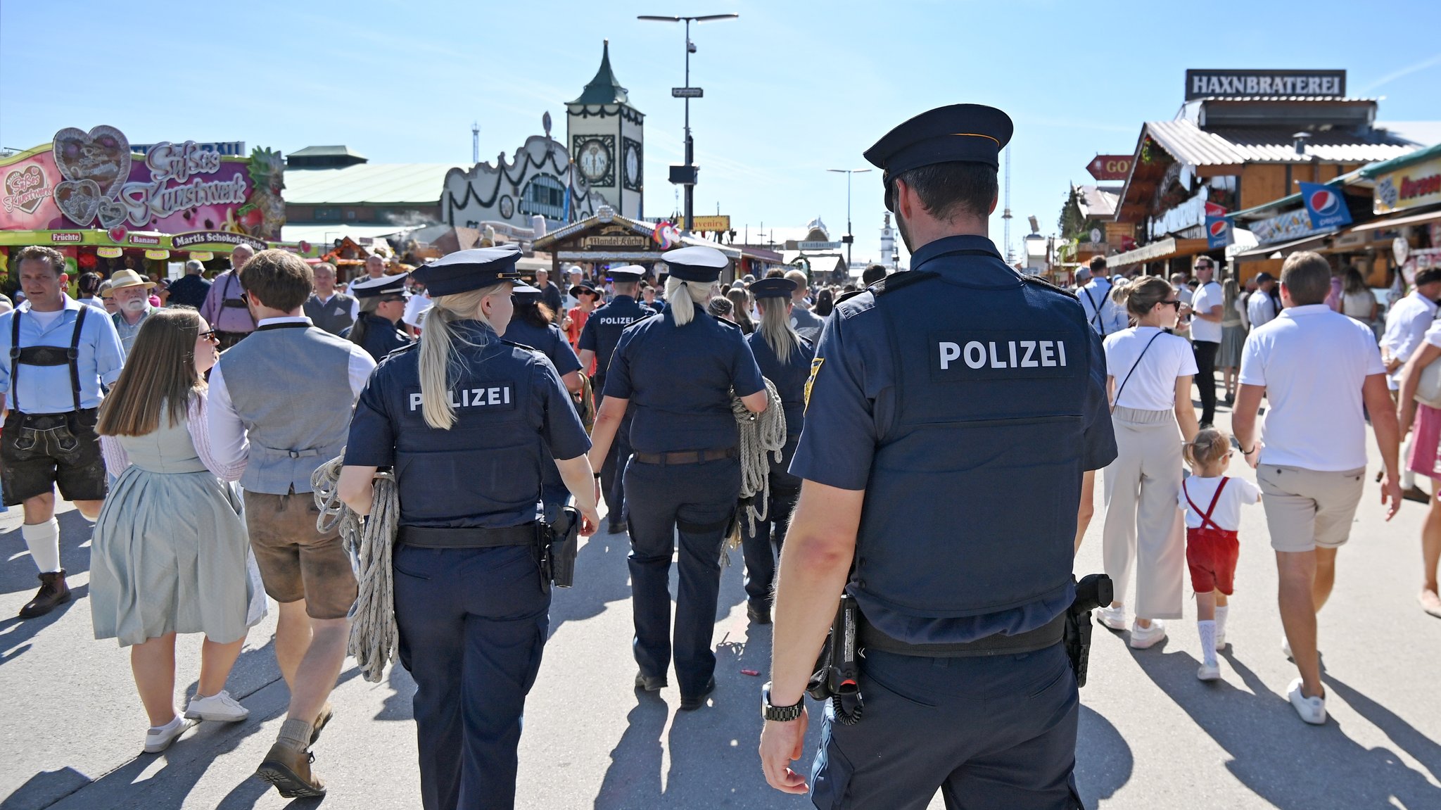 Polizisten und Polizistinnen patroullieren auf dem Oktoberfest (Archivbild vom 16.9.2023).