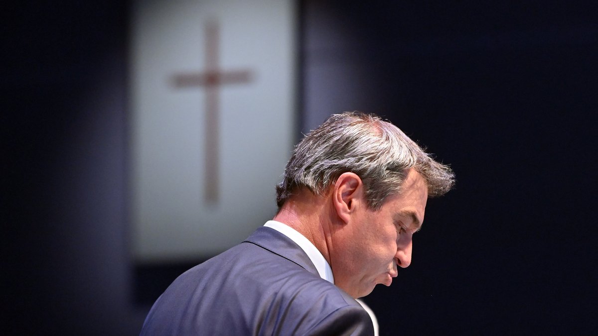 Bayerns Ministerpräsident Markus Söder (CSU), im Hintergrund ein Kreuz