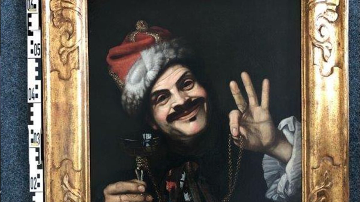 Gemälde eines lachenden Mannes mit Weinglas und roter Mütze im Goldrahmen