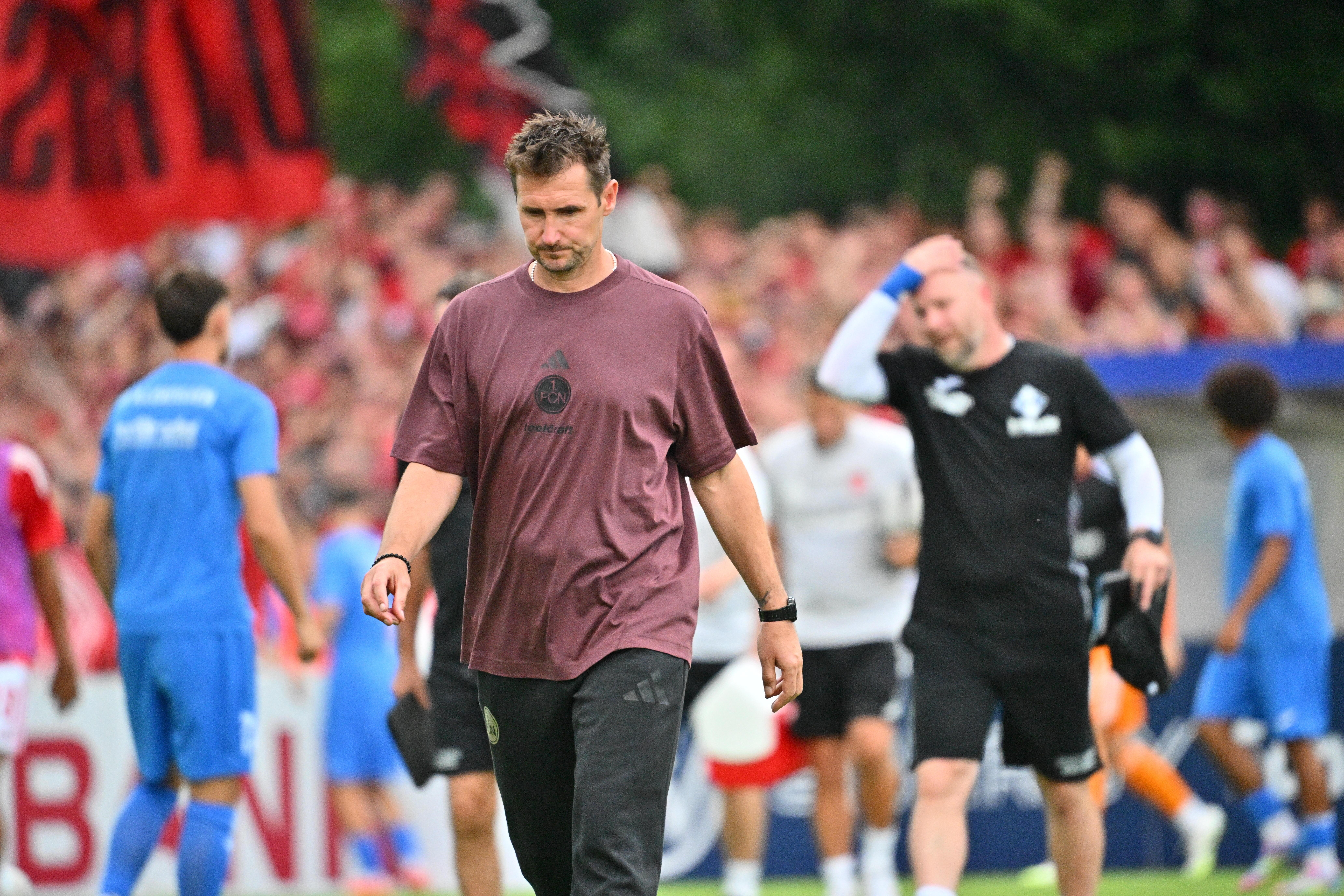 Miroslav Klose geht von Platz