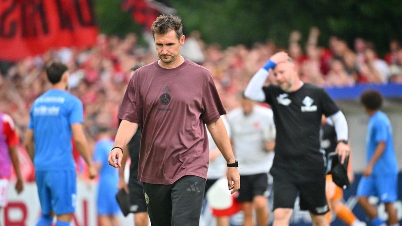 Miroslav Klose geht von Platz | Bild: picture alliance/dpa | Jan-Philipp Strobel Miroslav Klose geht von Platz