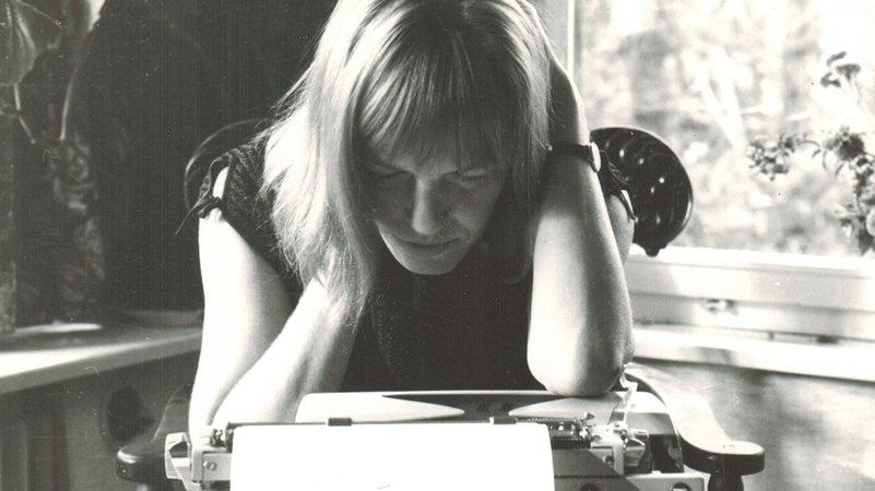 Ingeborg Bachmann an der Schreibmaschine, Berlin, Mitte der 1960er