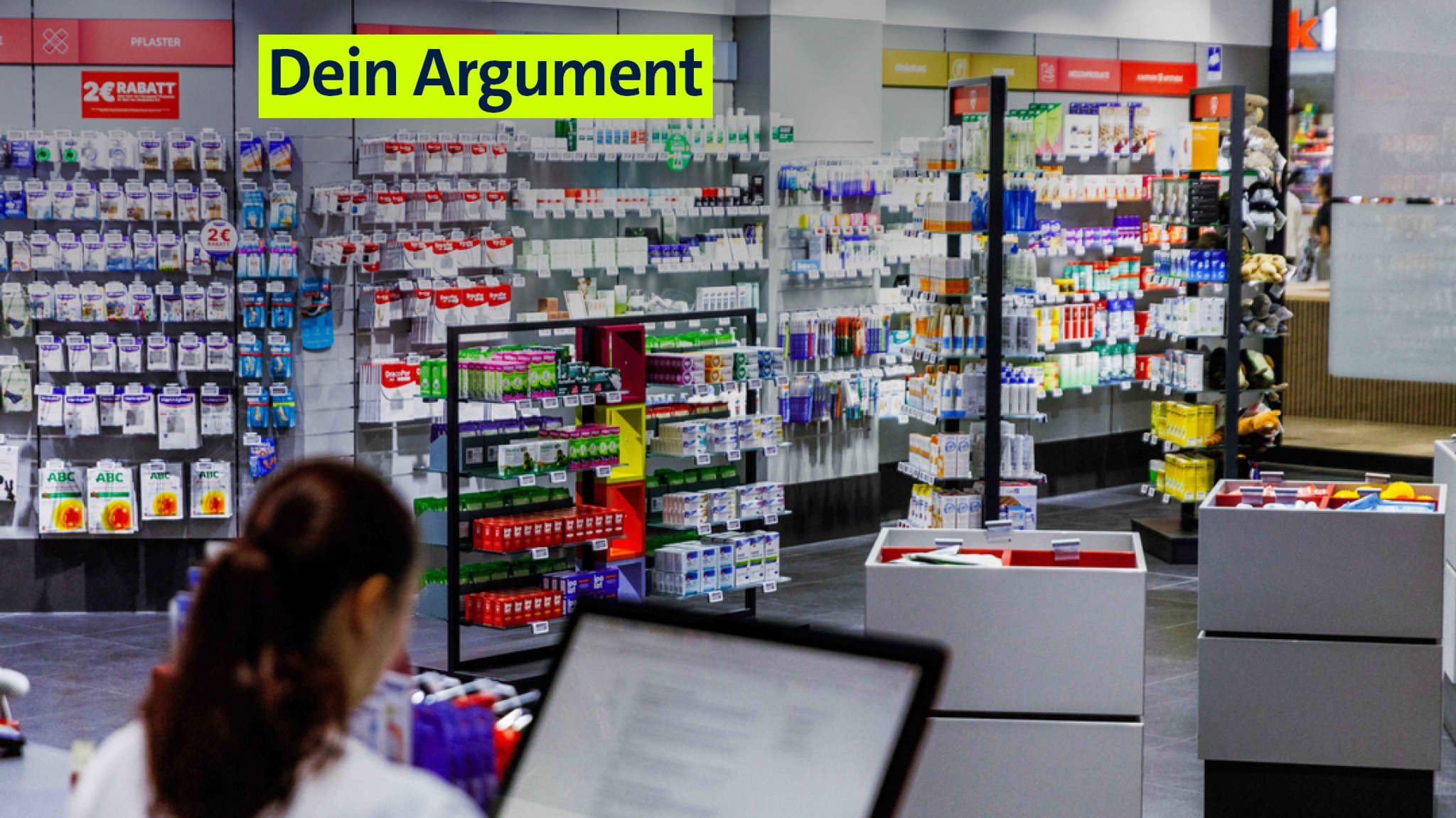 Eine Apothekerin steht am Monitor in einer Apotheke vor Regalen mit Medikamenten und Apothekenprodukten (Symbolbild).