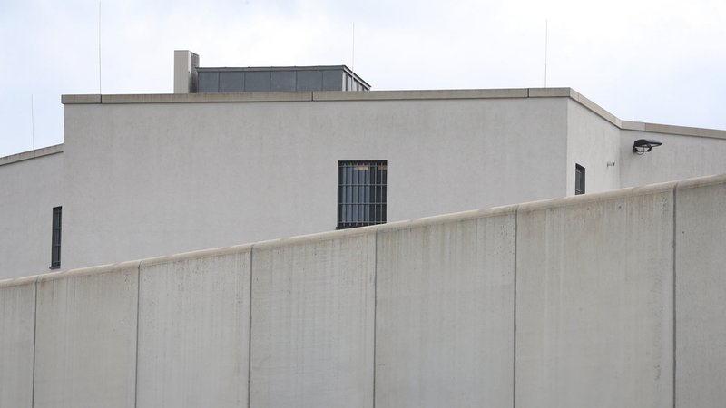 Vergitterte Fenster sind hinter einer Mauer der Justizvollzugsanstalt Gablingen zu sehen. | Bild: pa/dpa/Karl-Josef Hildenbrand Vergitterte Fenster sind hinter einer Mauer der Justizvollzugsanstalt Gablingen zu sehen.