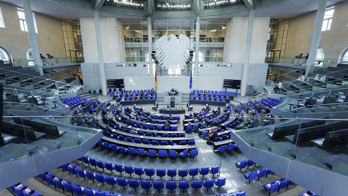 Der Bundestag soll eigentlich nur 598 Abgeordnete fassen, aktuell sind es jedoch über 700.