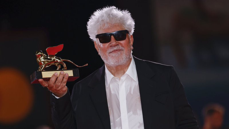 07.09.2024, Italien, Venedig: Pedro Almodovar, Gewinner des Goldenen Löwen für den besten Film für «The Room Next Door», posiert für Fotografen während der Preisverleihung der 81. Ausgabe der Filmfestspiele von Venedig. Foto: Vianney Le Caer/Invision/AP/dpa +++ dpa-Bildfunk +++ | Bild: dpa-Bildfunk/Vianney Le Caer 07.09.2024, Italien, Venedig: Pedro Almodovar, Gewinner des Goldenen Löwen für den besten Film für «The Room Next Door», posiert für Fotografen während der Preisverleihung der 81. Ausgabe der Filmfestspiele von Venedig. Foto: Vianney Le Caer/Invision/AP/dpa +++ dpa-Bildfunk +++