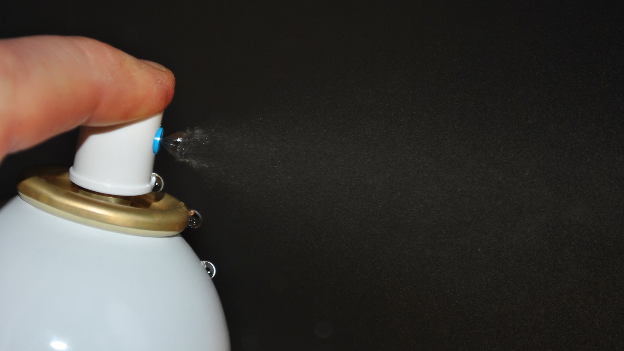 Jemand betätigt eine Sprayflasche (Symbolbild)