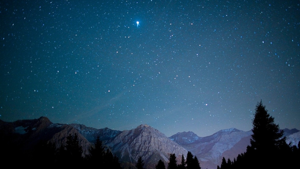 Der Sternenhimmel voller Sterne über den Alpen. Lange, dunkle Nächte im Winterhalbjahr geben uns viel Zeit, Sterne zu gucken