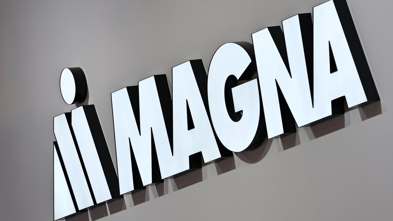 Logo des Automobilzulieferers Magna | Bild: picture alliance / SVEN SIMON | Frank Hoermann / SVEN SIMON Logo des Automobilzulieferers Magna
