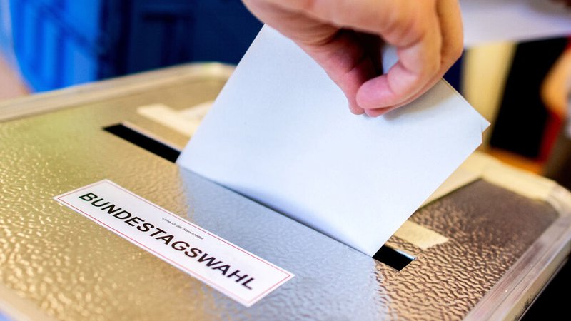 Ein Wähler wirft in einem Wahllokal seinen Stimmzettel für die Bundestagswahl in eine Wahlurne. | Bild: dpa-Bildfunk/Hauke-Christian Dittrich Ein Wähler wirft in einem Wahllokal seinen Stimmzettel für die Bundestagswahl in eine Wahlurne.