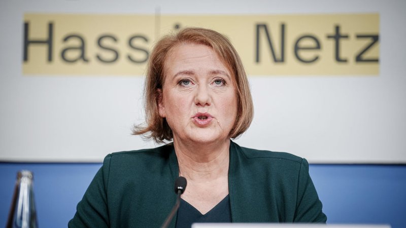 13.02.2024, Berlin: Lisa Paus (Bündnis 90/Die Grünen), Bundesministerin für Familie, Senioren, Frauen und Jugend, nimmt an einer Pressekonferenz zur Vorstellung der Studie zum Hass im Netz teil. Die Studie wurde im Rahmen des Kompetenzwerks gegen Hass im Netz «Lauter Hass · leiser Rückzug» herausgegeben. Foto: Kay Nietfeld/dpa +++ dpa-Bildfunk +++ | Bild: dpa-Bildfunk/Kay Nietfeld 13.02.2024, Berlin: Lisa Paus (Bündnis 90/Die Grünen), Bundesministerin für Familie, Senioren, Frauen und Jugend, nimmt an einer Pressekonferenz zur Vorstellung der Studie zum Hass im Netz teil. Die Studie wurde im Rahmen des Kompetenzwerks gegen Hass im Netz «Lauter Hass · leiser Rückzug» herausgegeben. Foto: Kay Nietfeld/dpa +++ dpa-Bildfunk +++