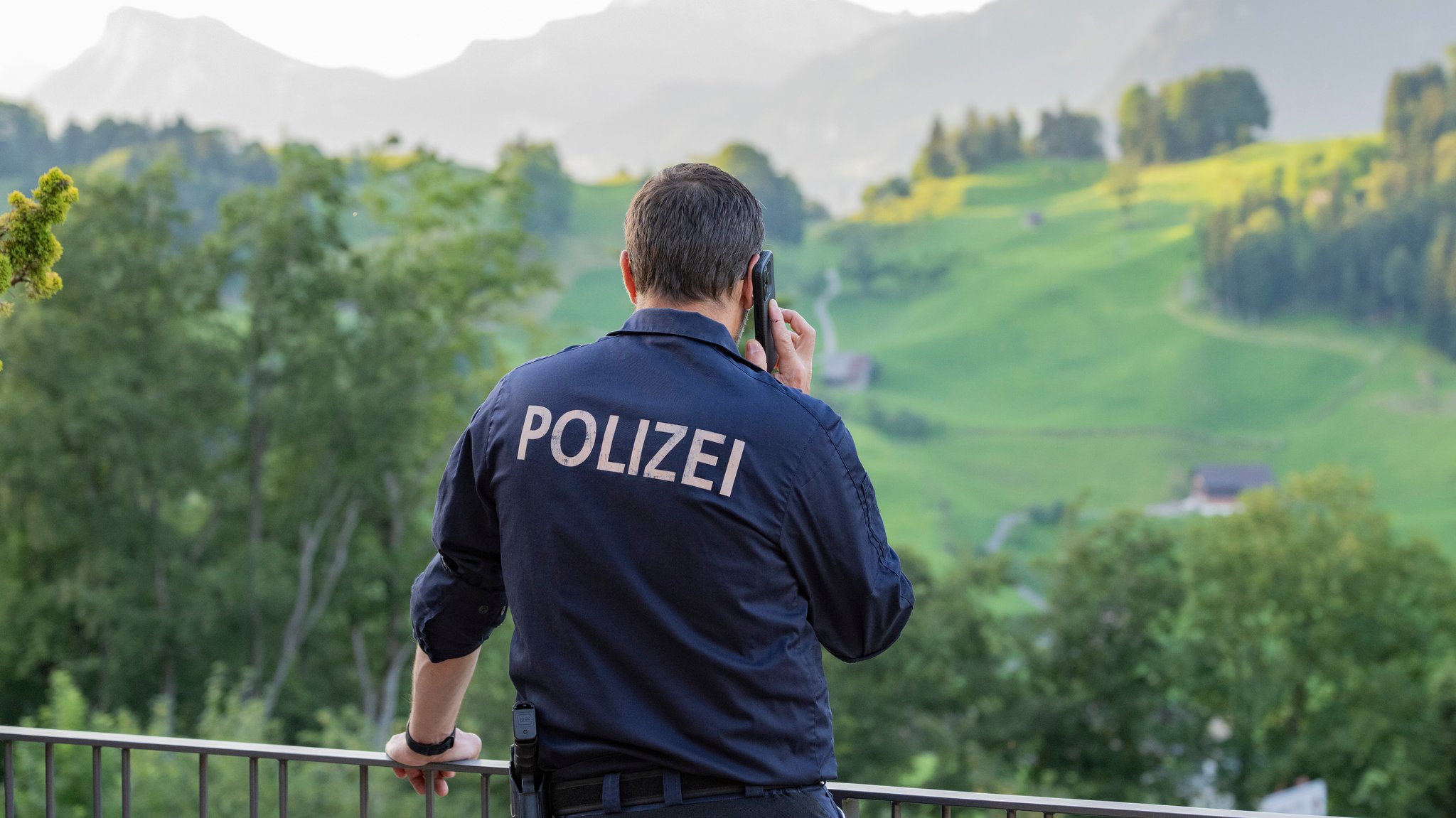 Ein Schweizer Polizist in Bürgenstock in der Schweiz, wo die USA und der Iran ein Friedensabkommen aushandeln | Bild: picture alliance/KEYSTONE | URS FLUEELER Ein Schweizer Polizist in Bürgenstock in der Schweiz, wo die USA und der Iran ein Friedensabkommen aushandeln