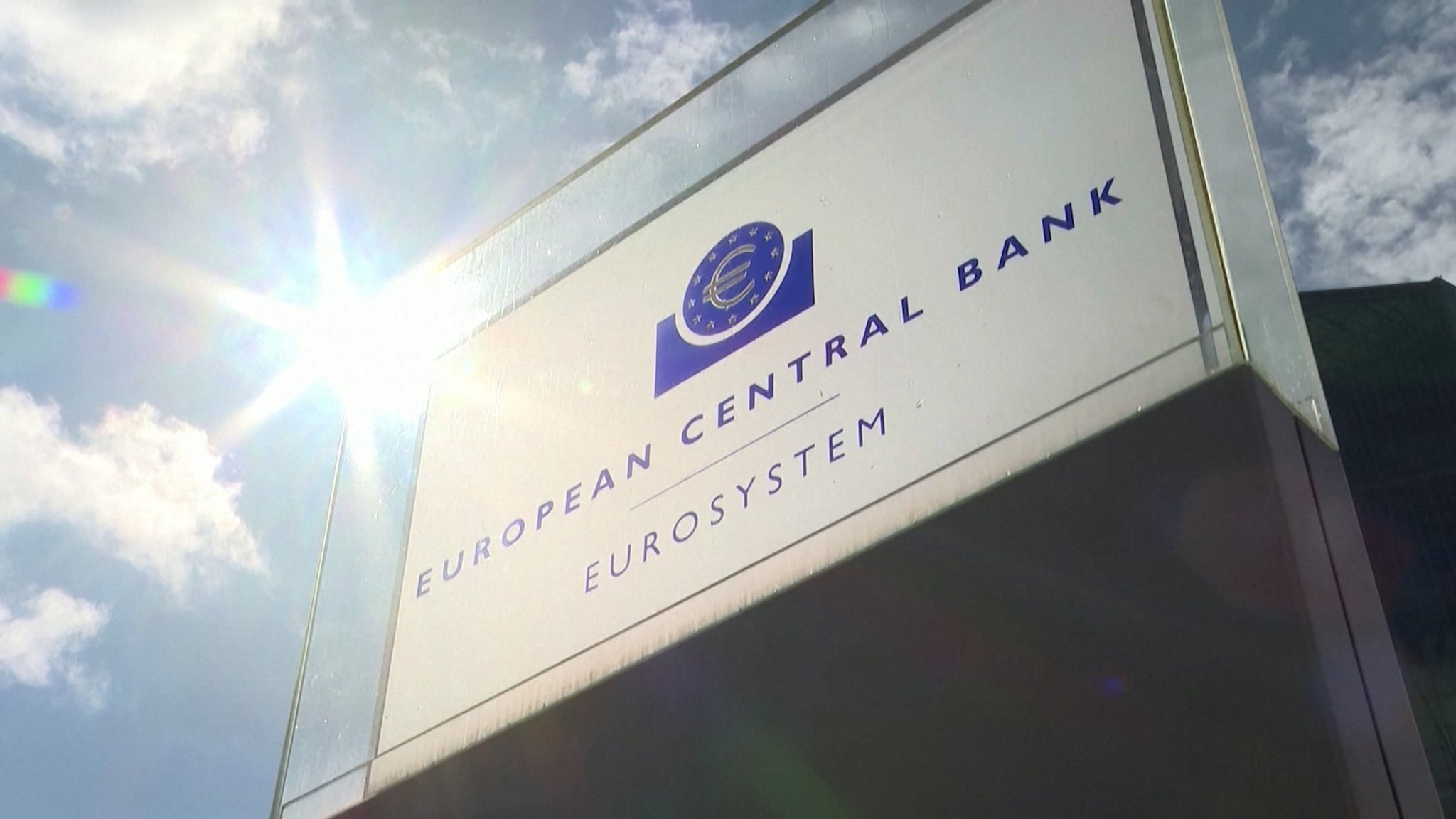 Die EZB reagiert damit auf den Ölpreis-Schock. Der Iran Krieg hat die Energiepreise und die Inflation hochgetrieben. Sparer können von den höheren Zinsen profitieren. Kredite dagegen werden teurer. Der Dax reagierte mit deutlichen Verlusten.