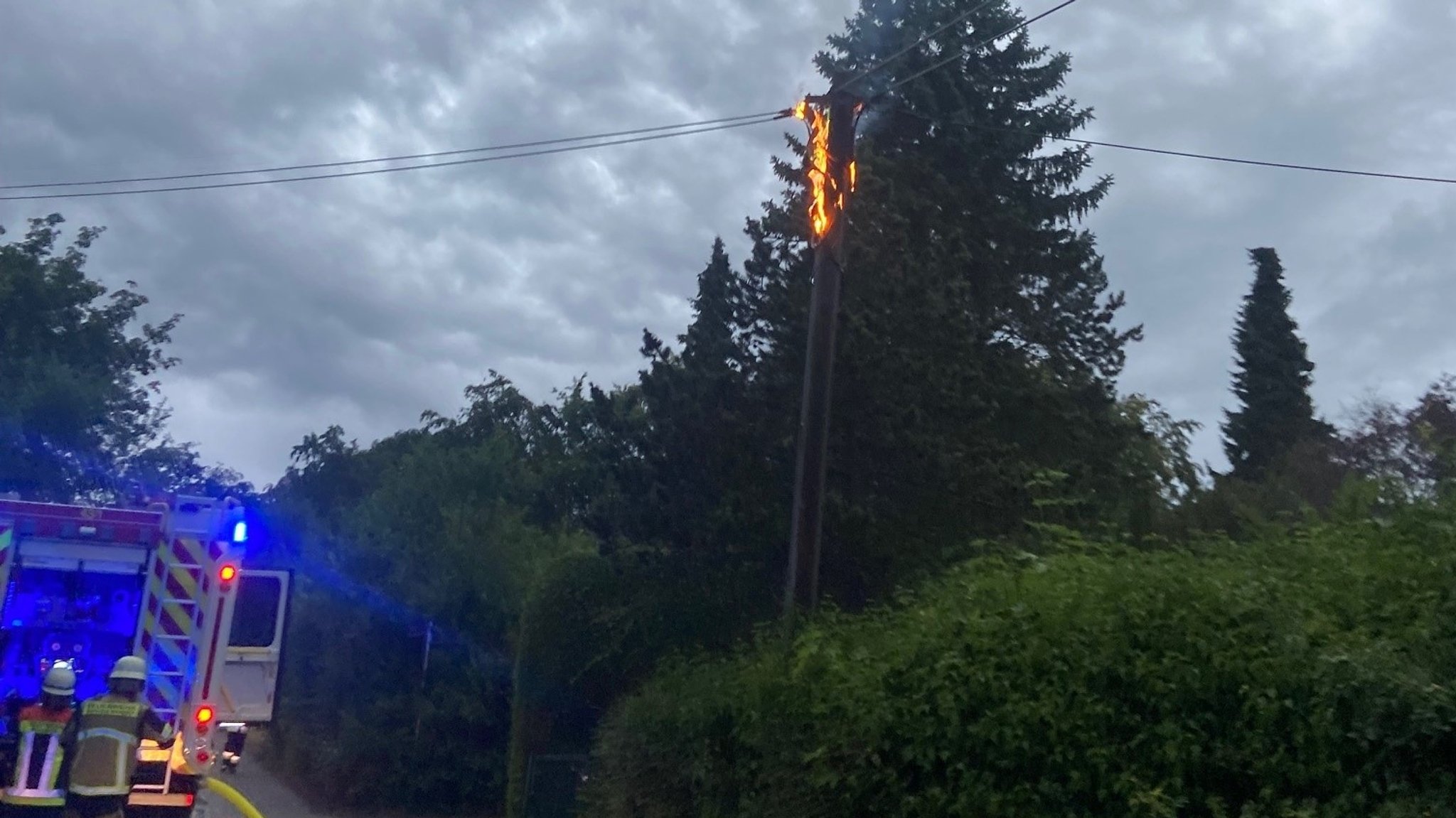 Massive Schäden: Mehrere Blitze schlagen in derselben Straße ein
