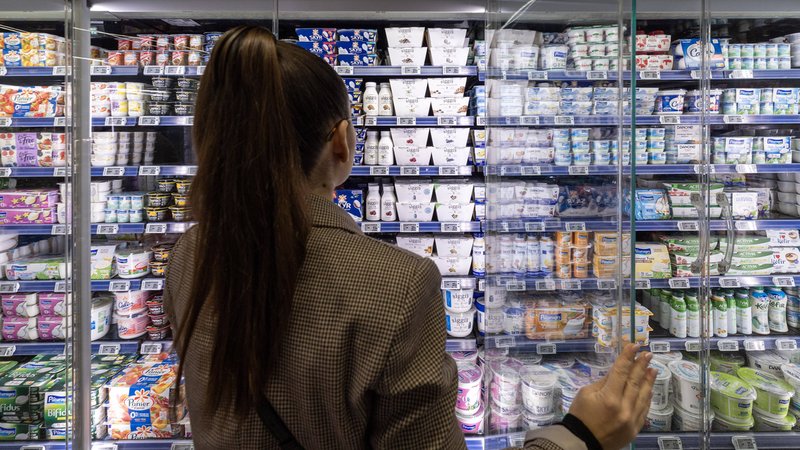 Eine Frau steht vor einem Kühlregal mit Milchprodukten | Bild: picture alliance / SIPA | Syspeo Eine Frau steht vor einem Kühlregal mit Milchprodukten
