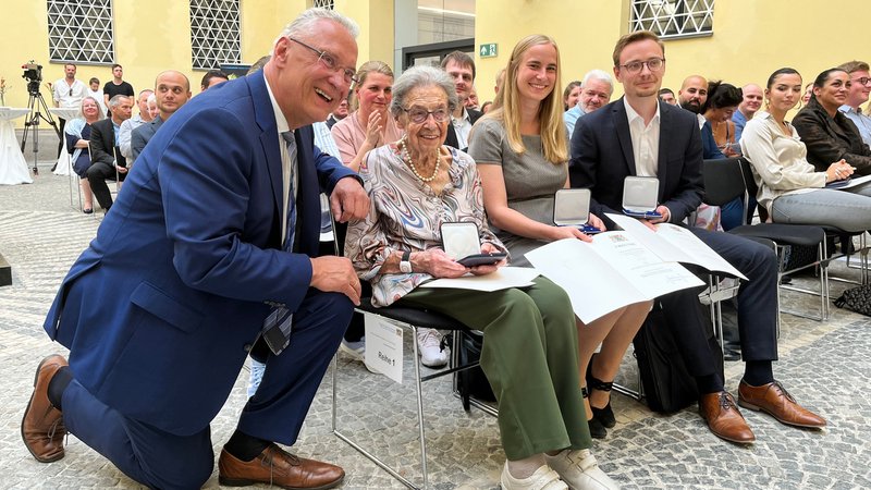 Innenminister Herrmann kniet neben Margareta Fischer und ihren jungen Nachbarn | Bild: BR/Sandra Demmelhuber Innenminister Herrmann kniet neben Margareta Fischer und ihren jungen Nachbarn