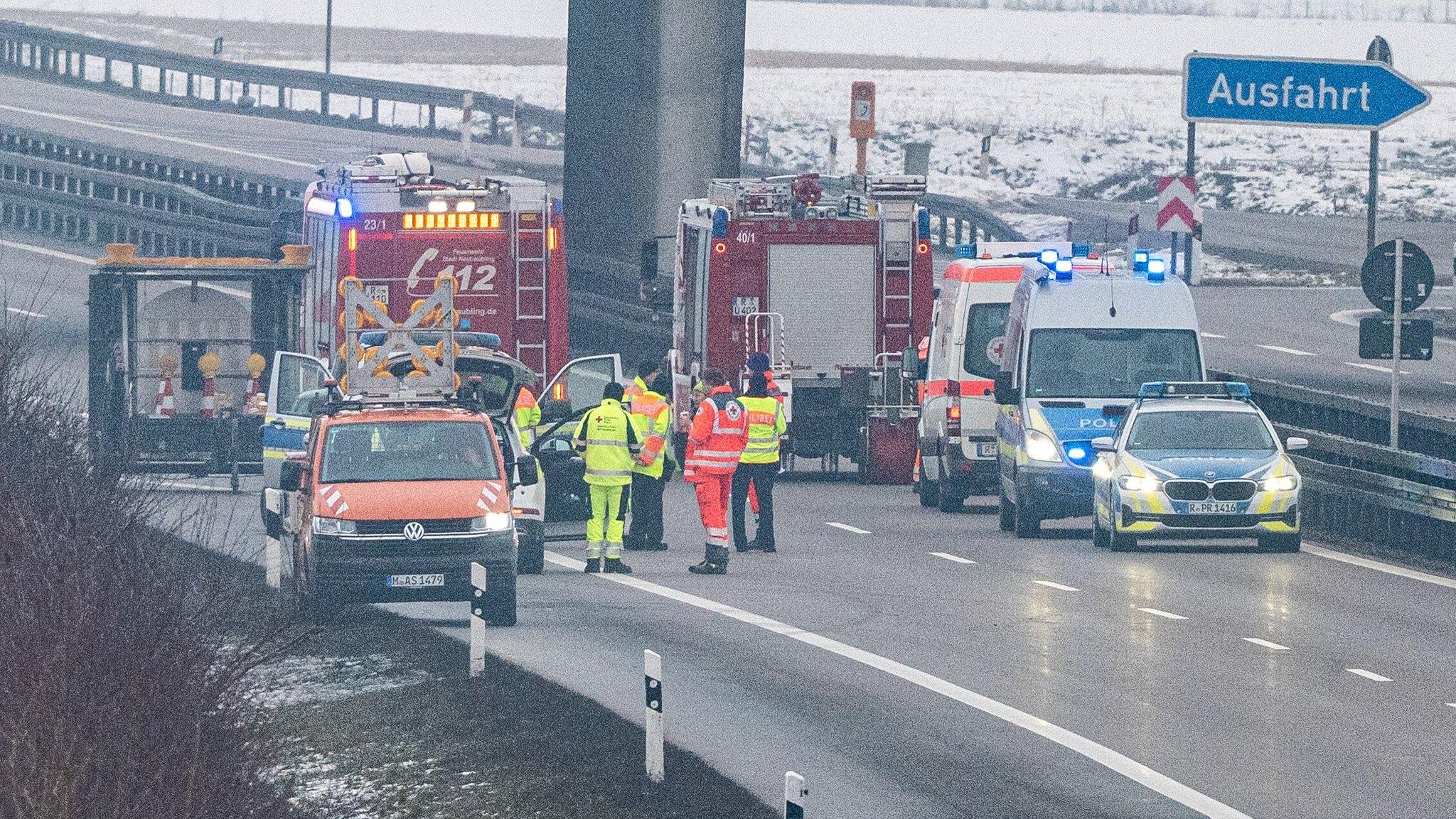 Einsatzkräfte stehen auf der A3. Bei einer Verkehrskontrolle auf der Autobahn wurden "sprengstoffverdächtige Gegenstände" entdeckt. Die Polizei sperrte die Autobahn und nahm zwei Personen vorläufig fest.