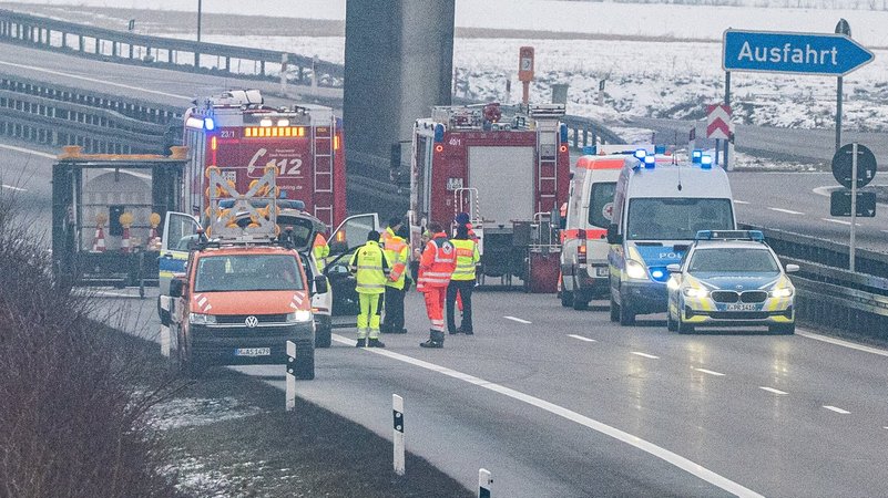 Einsatzkräfte stehen auf der A3. Bei einer Verkehrskontrolle auf der Autobahn wurden "sprengstoffverdächtige Gegenstände" entdeckt. Die Polizei sperrte die Autobahn und nahm zwei Personen vorläufig fest. | Bild: picture alliance/dpa | Armin Weigel Einsatzkräfte stehen auf der A3. Bei einer Verkehrskontrolle auf der Autobahn wurden "sprengstoffverdächtige Gegenstände" entdeckt. Die Polizei sperrte die Autobahn und nahm zwei Personen vorläufig fest.