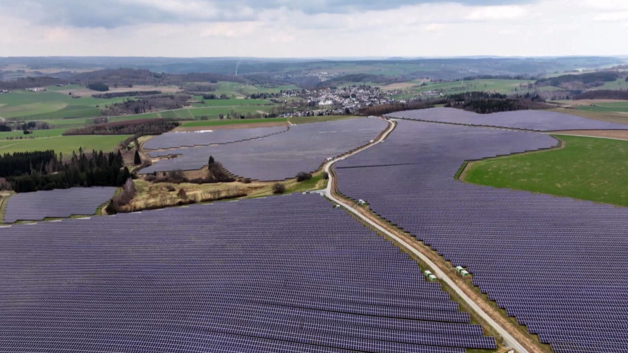 (Symbolbild) Solaranlage auf Feldern