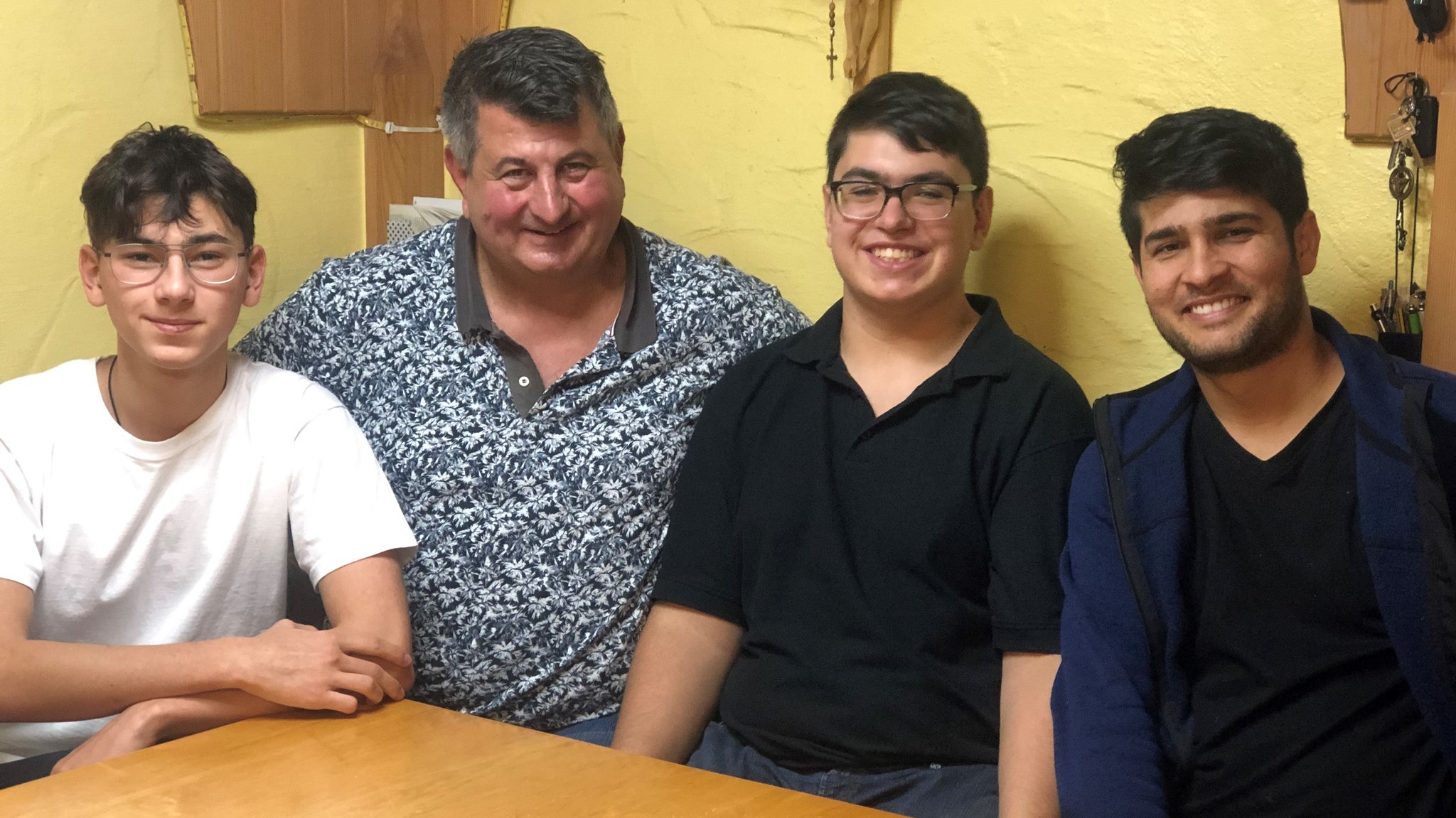 Bäckermeister Reiner Dietl mit Pflegekind Ruslan (l.), Adoptivsohn Sasan (r.) und seinem leiblichen Sohn Felix (2.v.r.).