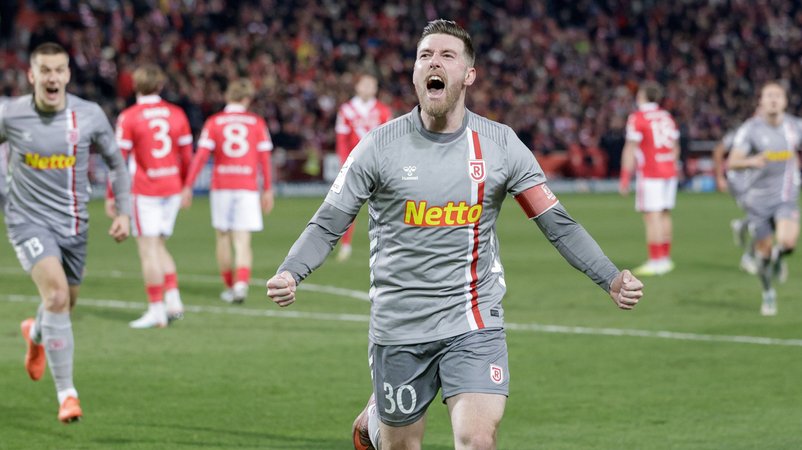 Christian Kühlwetter jubelt nach dem 2:2-Ausgleich bei Energie Cottbus | Bild: IMAGO / STEINSIEK.CH Christian Kühlwetter jubelt nach dem 2:2-Ausgleich bei Energie Cottbus