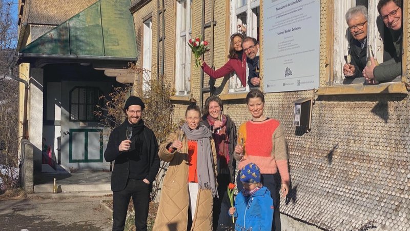 Mitglieder der Genossenschaft "Alte Schule Bühl": Sie feiern den Erhalt des 160 Jahre alten Gebäudes | Bild: BR Mitglieder der Genossenschaft "Alte Schule Bühl": Sie feiern den Erhalt des 160 Jahre alten Gebäudes