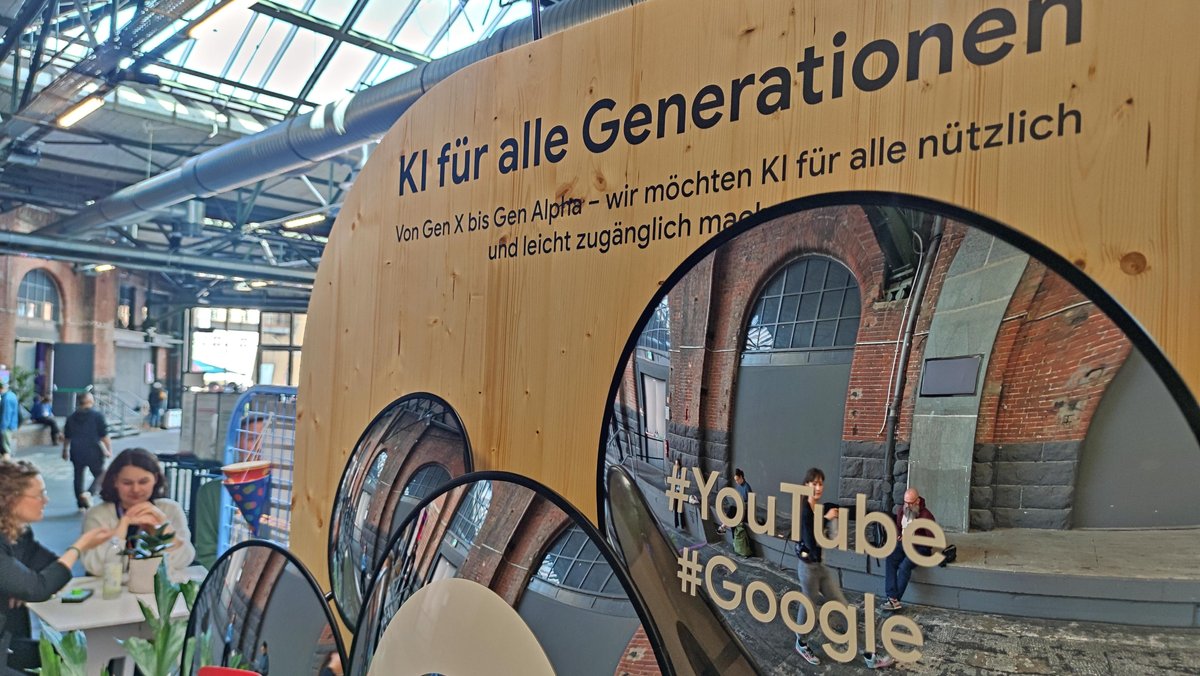 Digitalmesse Re:publica – Am Stand von Google steht der Slogan "KI für alle Generationen"
