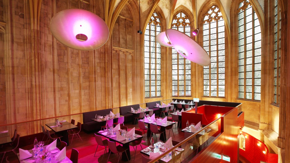 Hotel-Gastronomie in einer ehemaligen Kirche in Maastricht, Niederlande