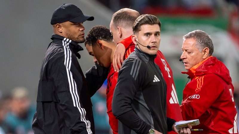 Jamal Musiala (2. v. links) muss verletzt ausgewechselt werden. Trainer Kompany (links) tröstet ihn. | Bild: picture-alliance / dpa Jamal Musiala (2. v. links) muss verletzt ausgewechselt werden. Trainer Kompany (links) tröstet ihn.