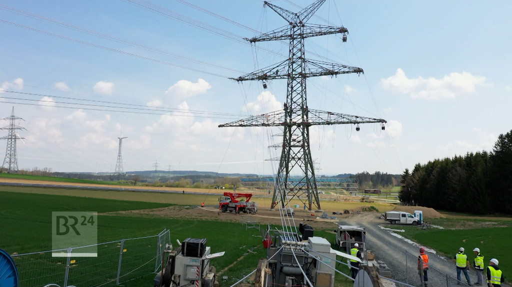 Bayern muss bis 2040 klimaneutral werden, das hat der Landtag im Klimaschutzgesetz verbindlich festgelegt. Was genau passieren muss, um das zu erfüllen, zeigt eine große Studie im Auftrag der Energiewirtschaft, die heute vorgestellt wird. Es ist eine Herkulesaufgabe. Stefan Scheider befragt zum Stand der Umsetzung Bayerns Wirtschaftsminister Hubert Aiwanger. | Bild: BR Bayern muss bis 2040 klimaneutral werden, das hat der Landtag im Klimaschutzgesetz verbindlich festgelegt. Was genau passieren muss, um das zu erfüllen, zeigt eine große Studie im Auftrag der Energiewirtschaft, die heute vorgestellt wird. Es ist eine Herkulesaufgabe. Stefan Scheider befragt zum Stand der Umsetzung Bayerns Wirtschaftsminister Hubert Aiwanger.