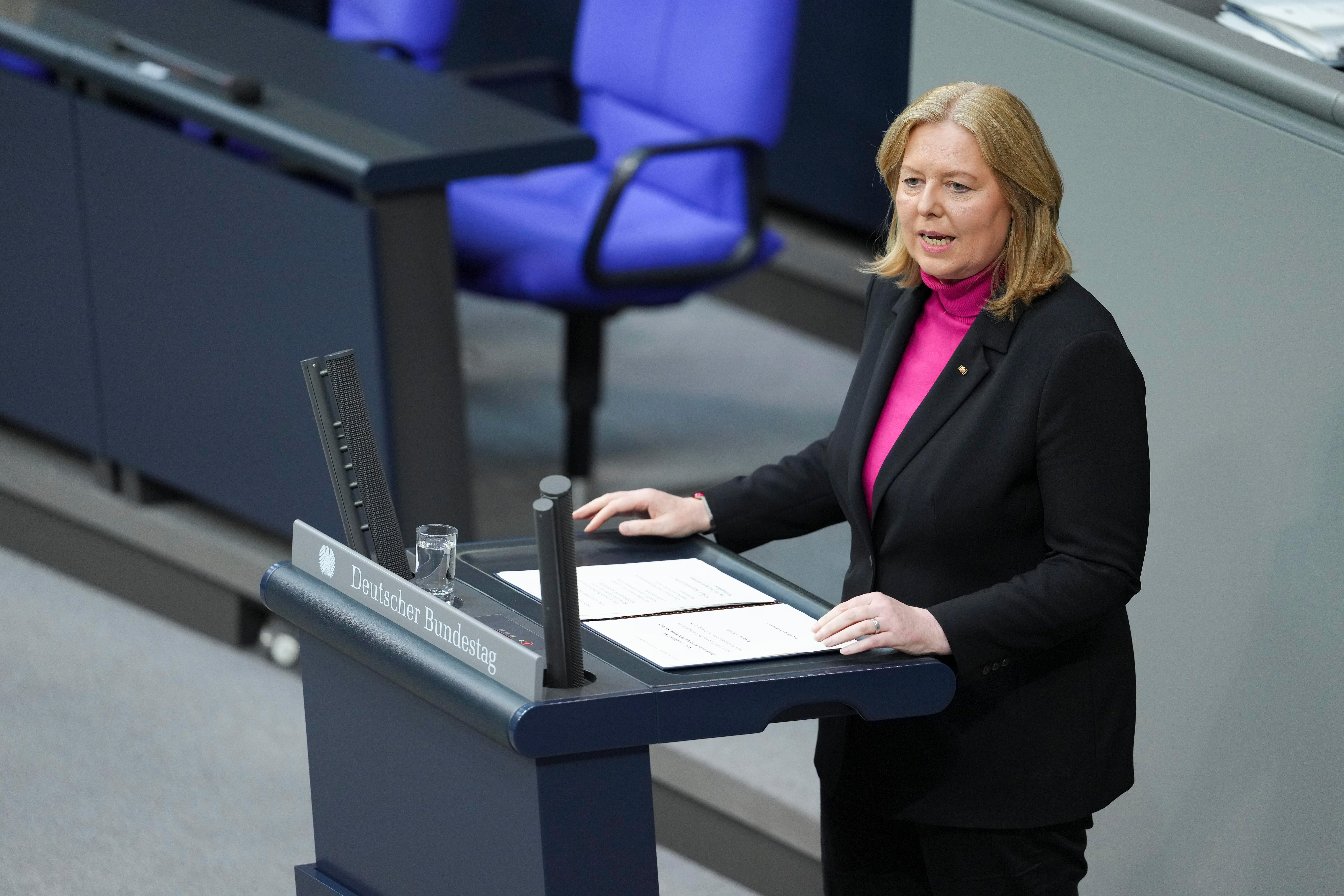 Bärbel Bas, Bundesministerin für Arbeit und Soziales  bei ihrer Rede zu Änderungen der Rentenversicherung (34. Sitzung des Bundestags)