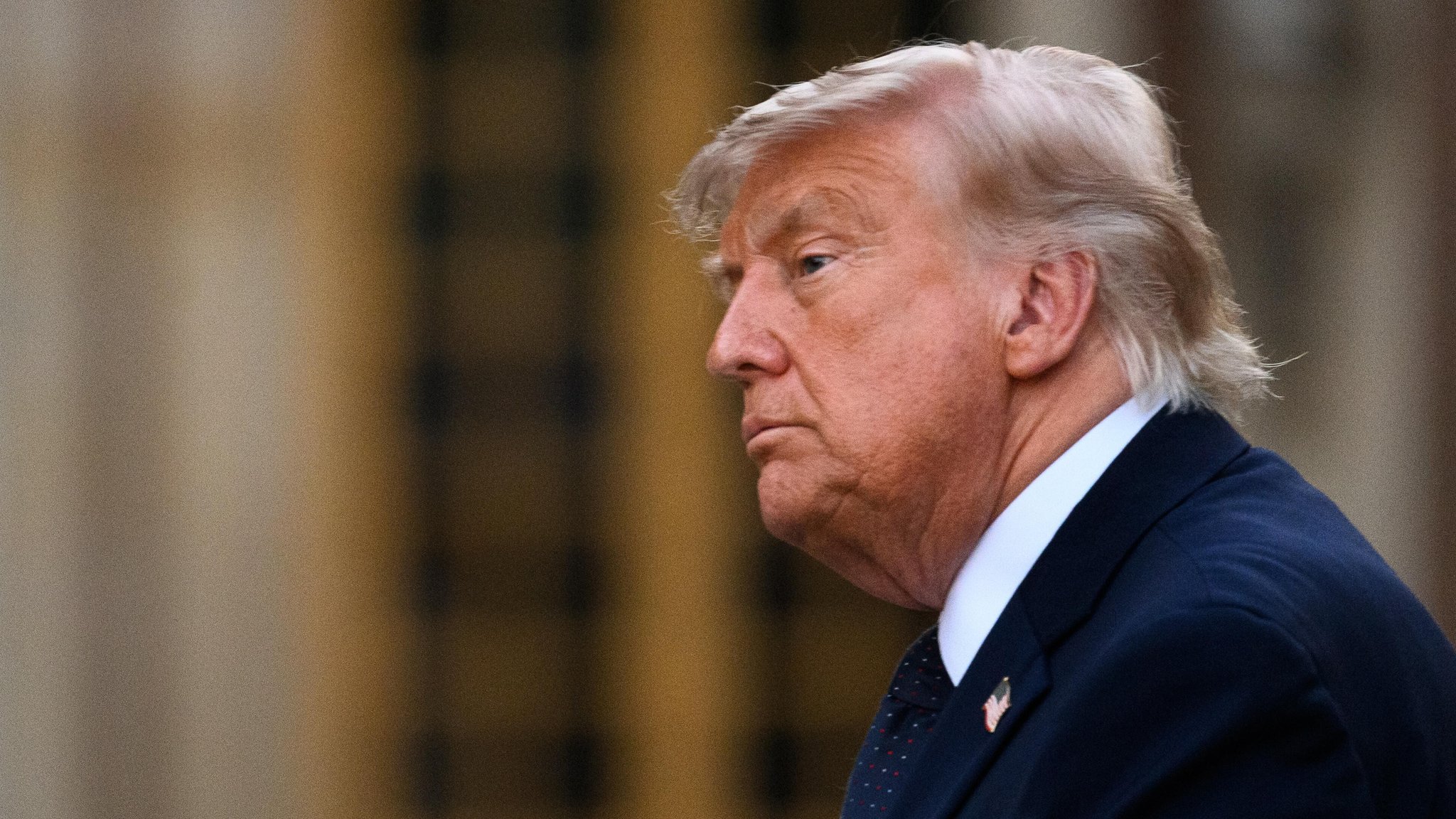 US-Präsident Trump unterzeichnete das Abkommen mit dem Iran digital auf Schloss Versailles. | Bild: picture alliance / MAXPPP | Julien Mattia / Le Pictorium US-Präsident Trump unterzeichnete das Abkommen mit dem Iran digital auf Schloss Versailles.