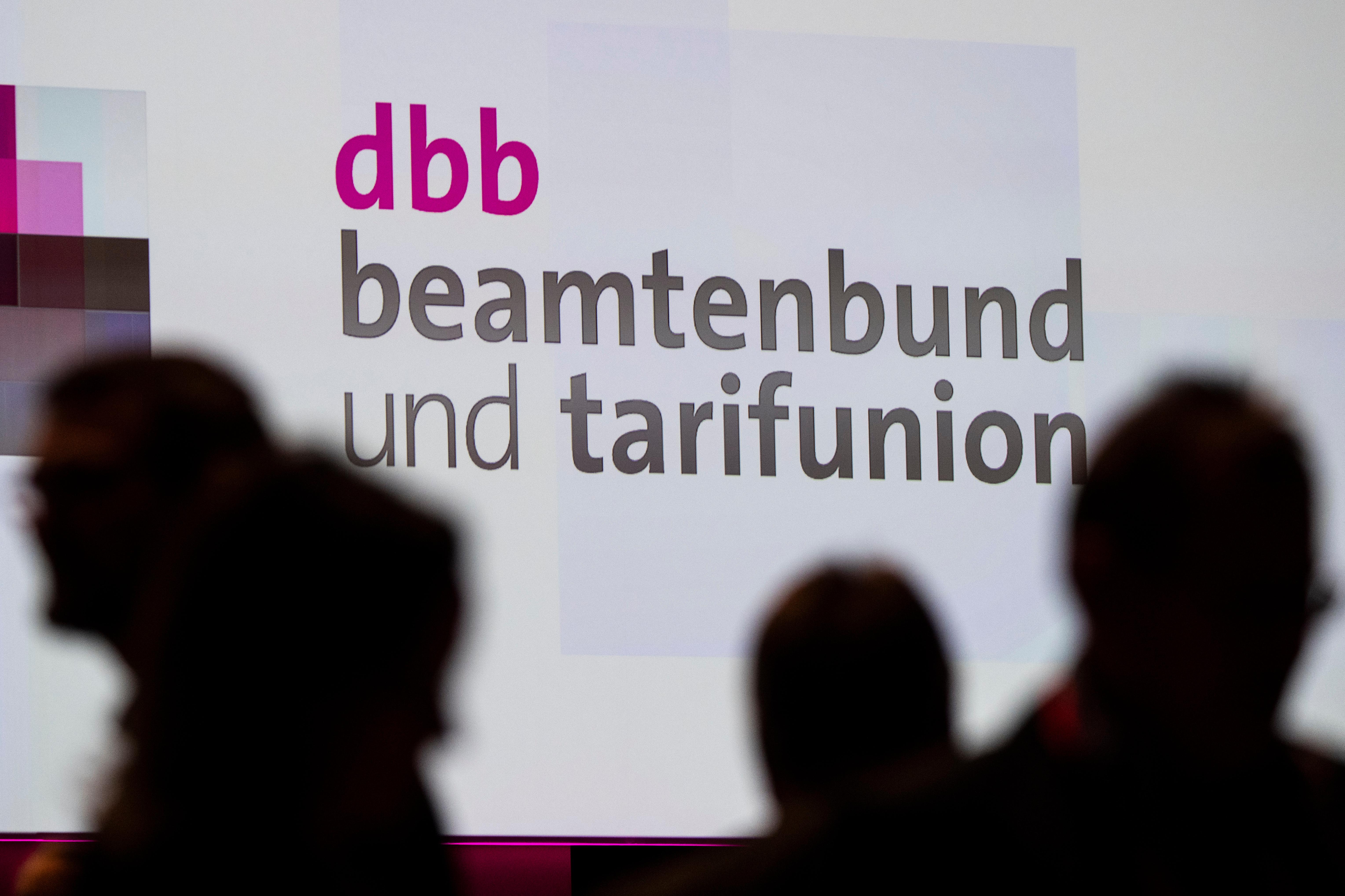 (Symbolbild) Das Logo des Beamtenbunds. Der öffentliche Dienst wird zunehmend attraktiver für junge Menschen. 
