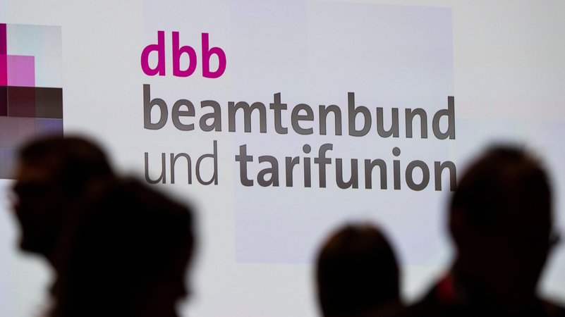 (Symbolbild) Das Logo des Beamtenbunds. Der öffentliche Dienst wird zunehmend attraktiver für junge Menschen. | Bild: pa/dpa/Christophe Gateau (Symbolbild) Das Logo des Beamtenbunds. Der öffentliche Dienst wird zunehmend attraktiver für junge Menschen.