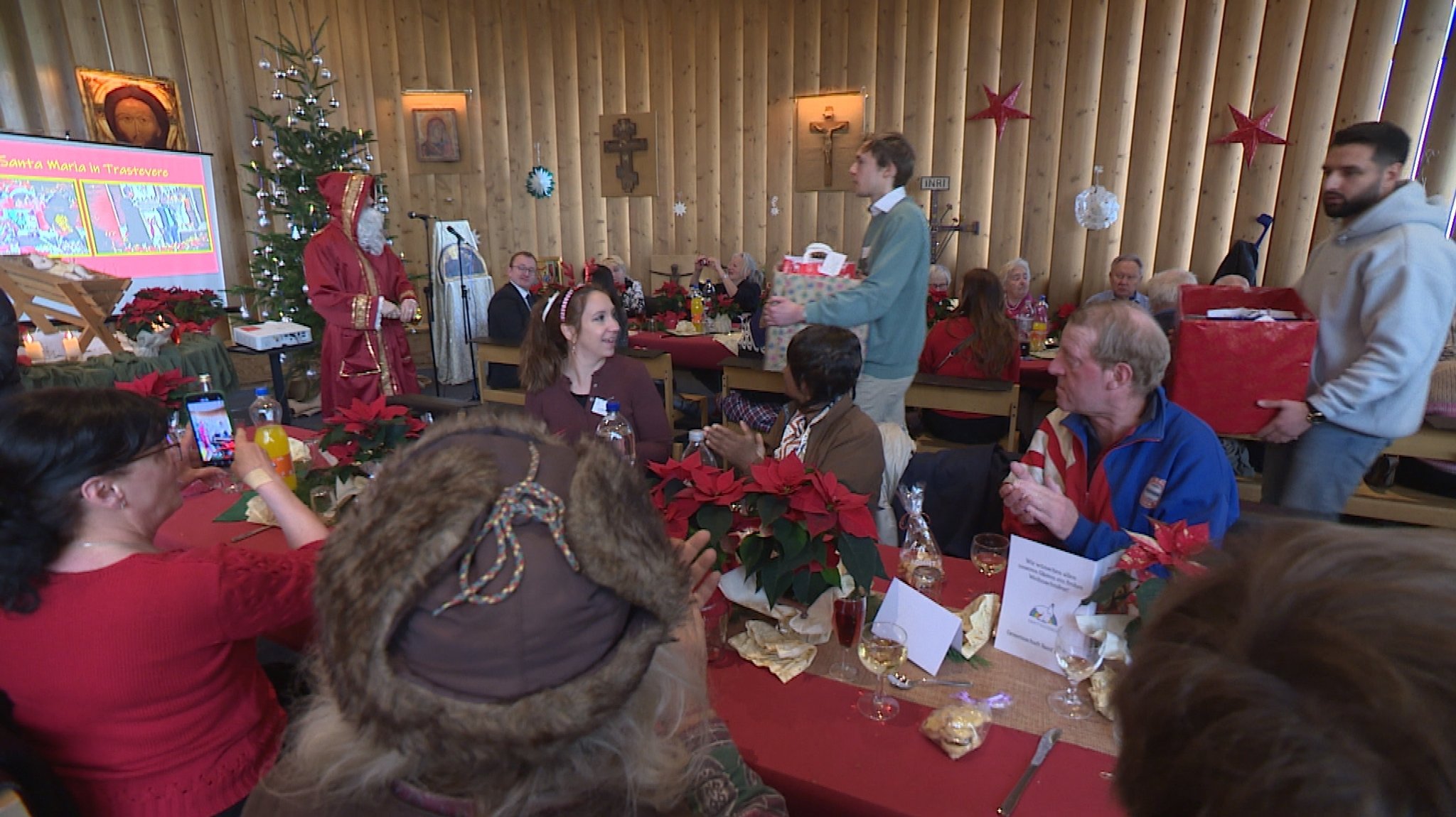 Traditionell kommt auch der Weihnachtsmann und überreicht den Gästen persönliche Geschenke.