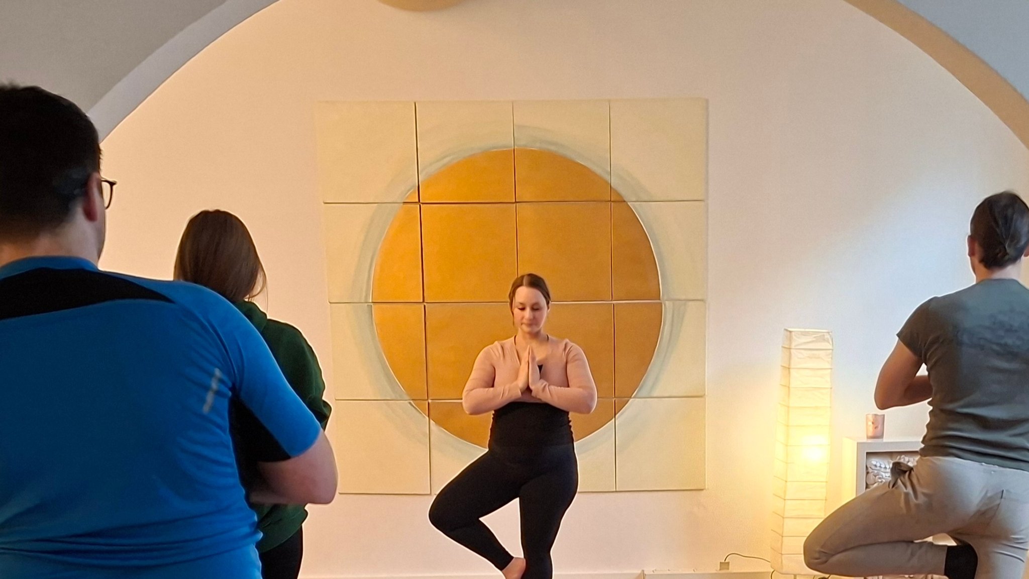 Yoga-Lehrerin Luise Starke gibt einen Yoga-Kurs
