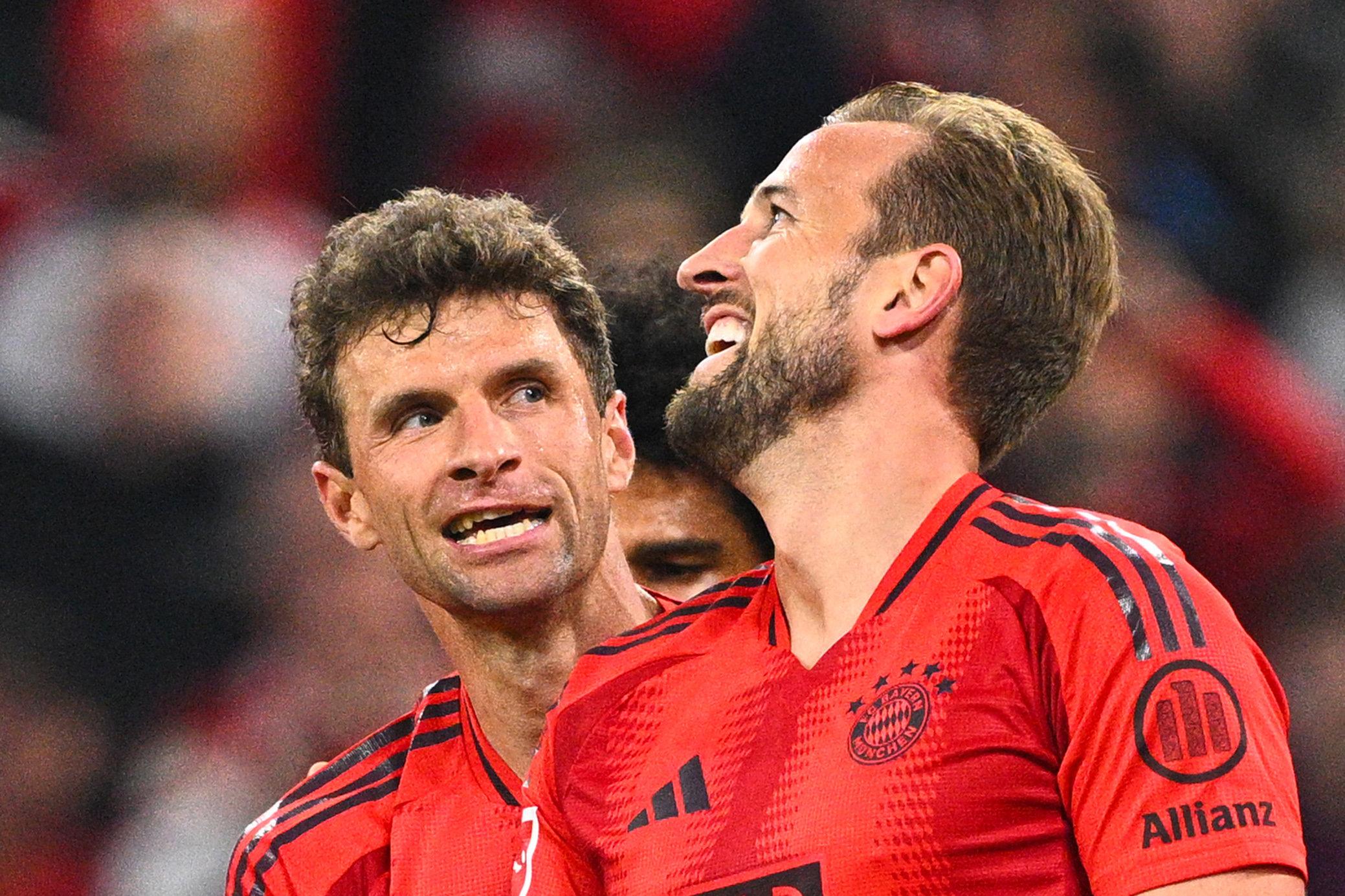 20.10.2024, Bayern, München: Fußball, Bundesliga, FC Bayern München - VfB Stuttgart, Spieltag 7, Allianz Arena, Münchens Harry Kane (r) bejubelt sein Tor zum 2:0 mit Thomas Müller. 