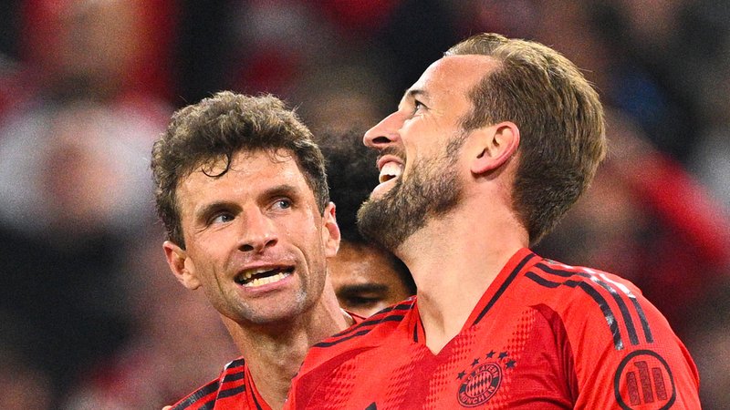 20.10.2024, Bayern, München: Fußball, Bundesliga, FC Bayern München - VfB Stuttgart, Spieltag 7, Allianz Arena, Münchens Harry Kane (r) bejubelt sein Tor zum 2:0 mit Thomas Müller. | Bild: dpa-Bildfunk/Tom Weller 20.10.2024, Bayern, München: Fußball, Bundesliga, FC Bayern München - VfB Stuttgart, Spieltag 7, Allianz Arena, Münchens Harry Kane (r) bejubelt sein Tor zum 2:0 mit Thomas Müller.
